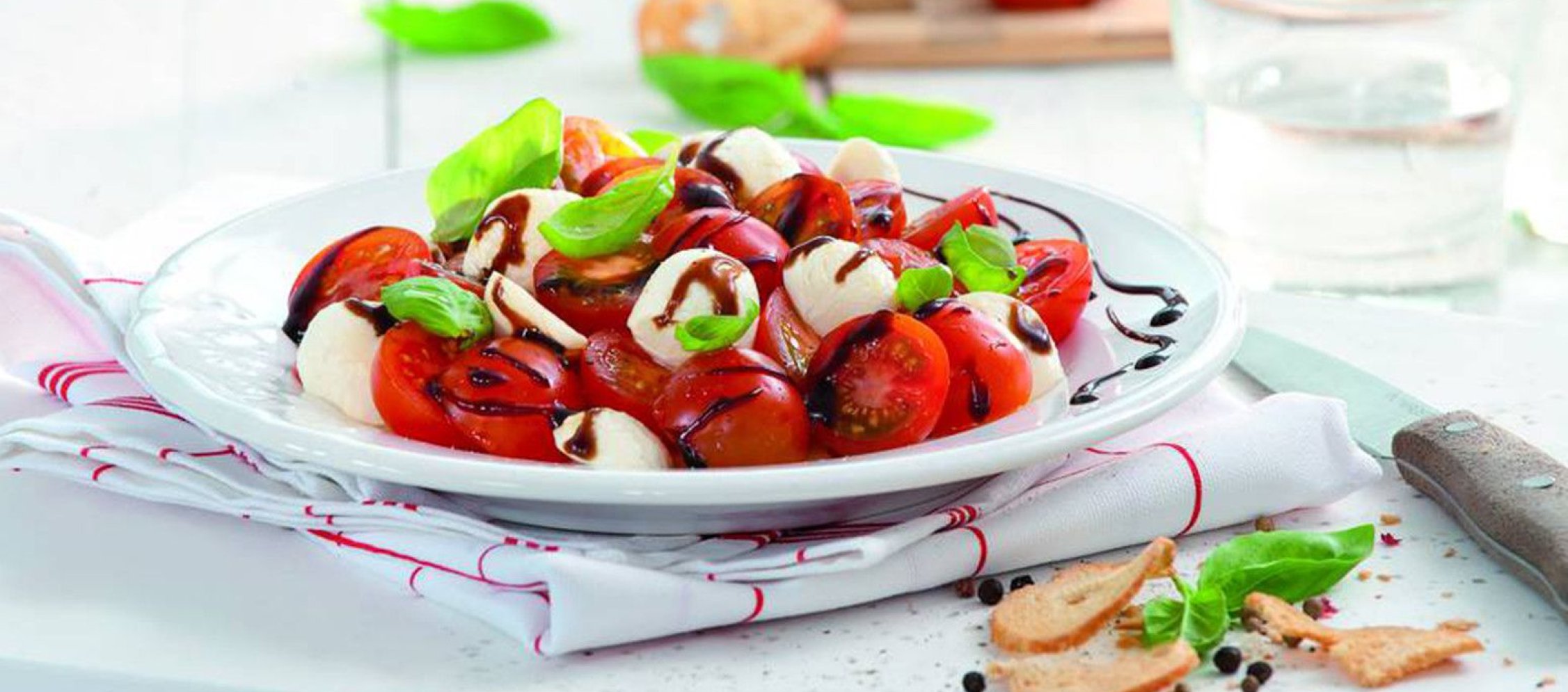 Rezept Tomate-Mozzarella "Caprese" mit Basilikum-Creme Rezept Tomate-Mozzarella "Caprese" mit Basilikum-Creme