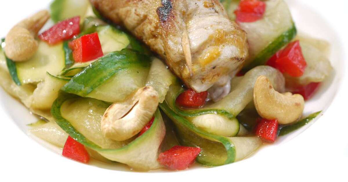 Schweinefilet-Röllchen mit Zucchini-Gurken-Salat und Cashews | Carl ...