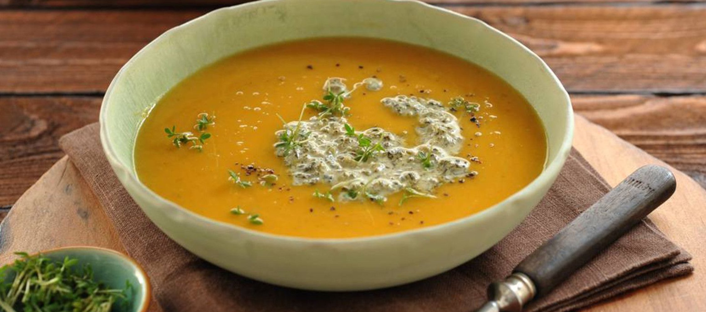 Rezept Süsskartoffel-Suppe mit Grünkohlrahm Rezept Süsskartoffel-Suppe mit Grünkohlrahm
