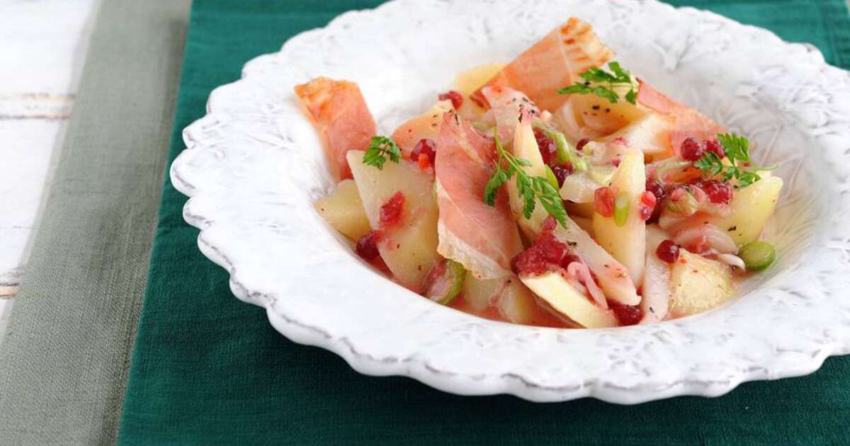 Kartoffelsalat mit Preiselbeer-Dressing und Schinkenchips | Carl Kühne KG